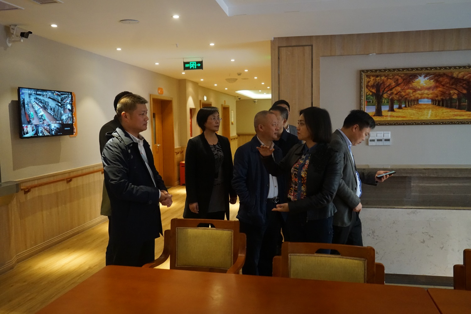 9.參觀餐廳等其他多功能區(qū)域，唐副市長(zhǎng)向陳董事長(zhǎng)詢問(wèn)樓層層高等情況.JPG