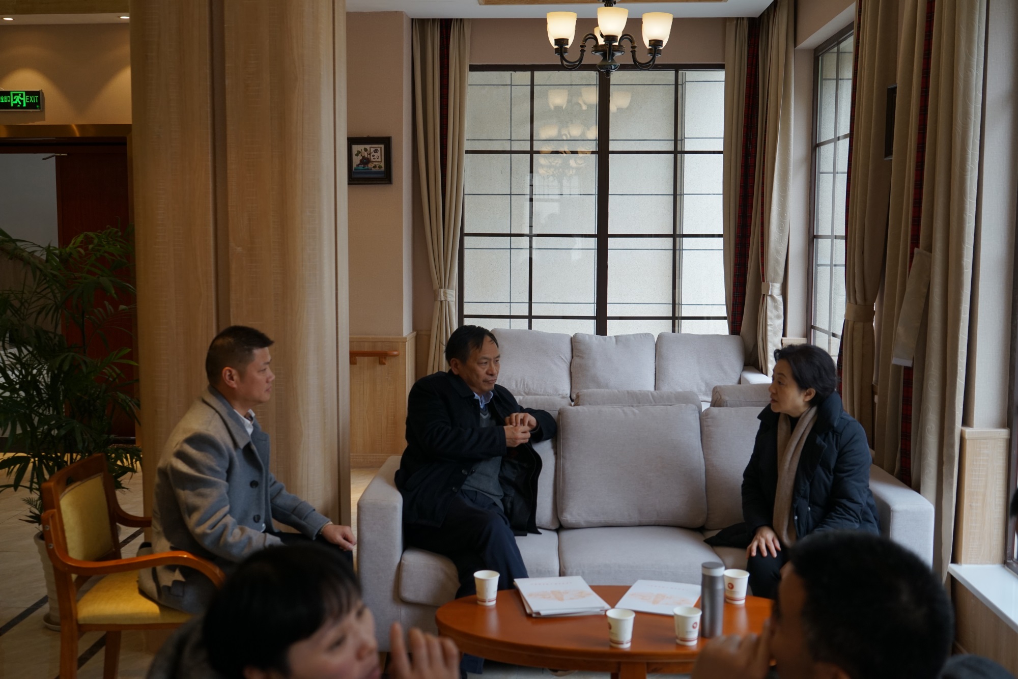1鄧廳長(zhǎng)在服務(wù)大廳聽(tīng)取陳董事長(zhǎng)介紹中心情況.JPG