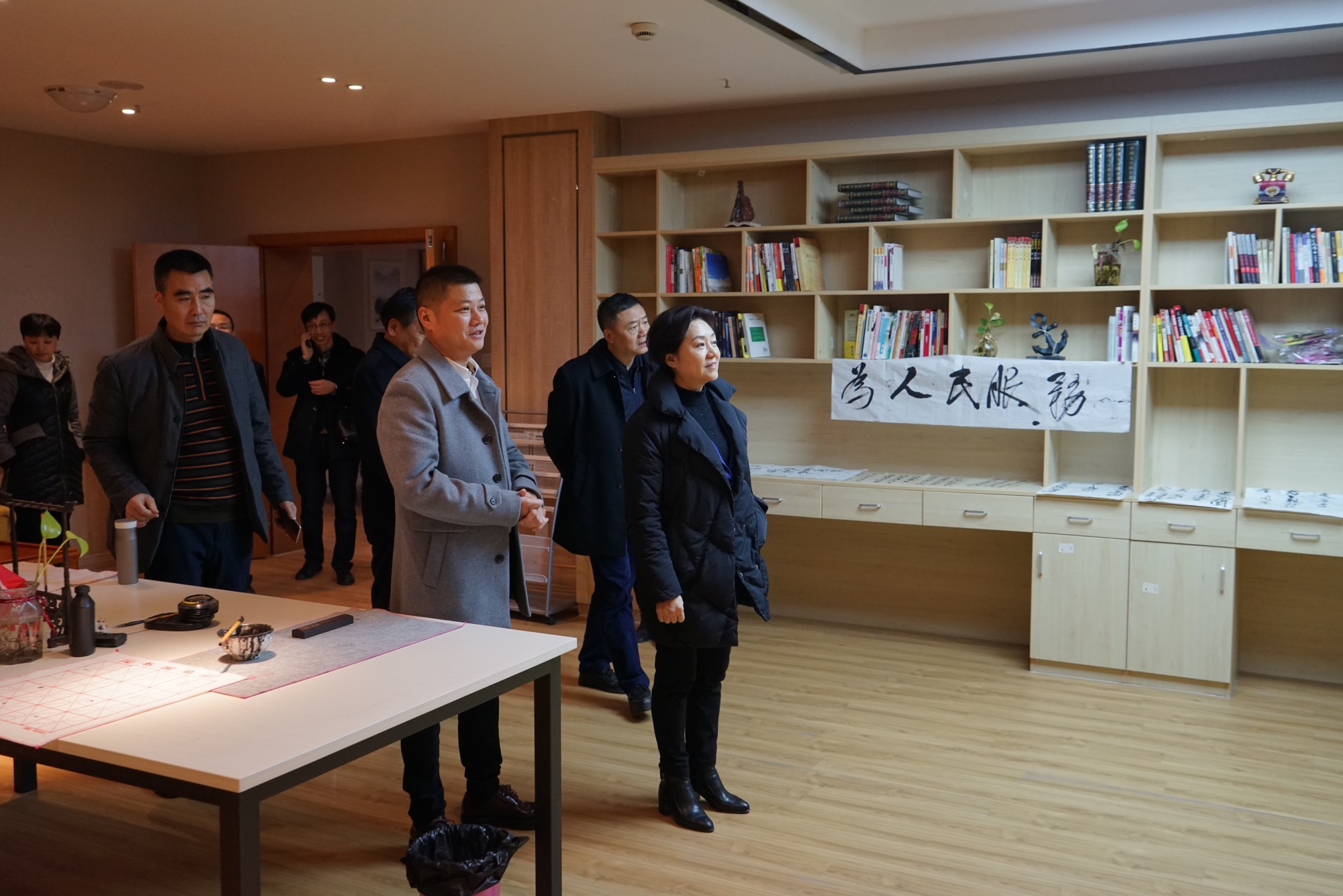 5參觀書(shū)畫(huà)閱覽室，觀看老人字畫(huà).JPG