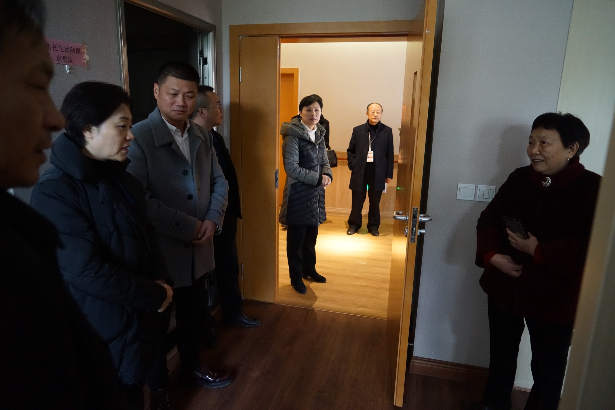 11.參觀套房，鄧廳長(zhǎng)與入住老人候婆婆親切交談.JPG